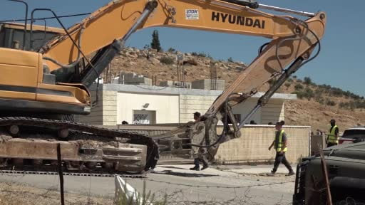 İsrail ordusu, işgal altında tuttuğu Batı Şeria'daki El Halil kentinde 8 çocuklu Filistinli aileye...