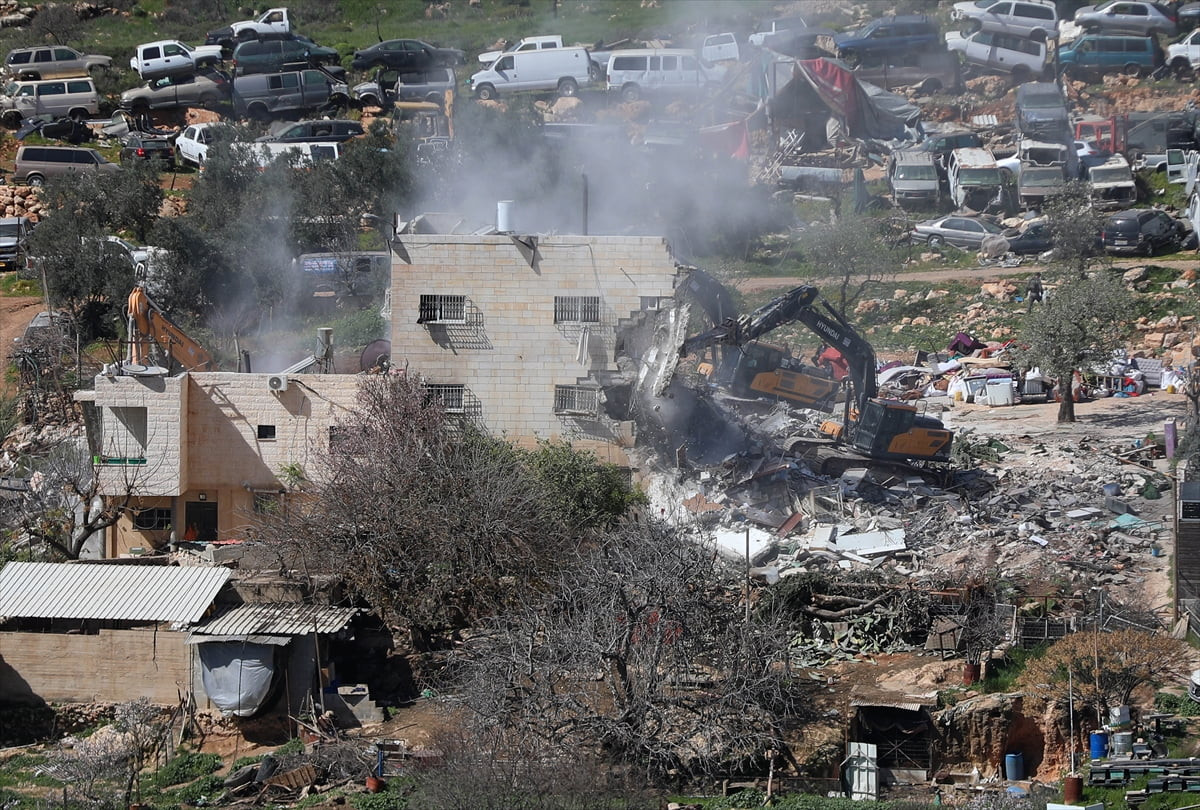 İsrail ordusu, işgal altındaki Batı Şeria'nın El Halil kentinde Filistinlilere ait meskun bir...