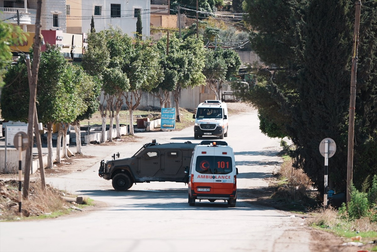 İsrail ordusu, işgal altındaki Batı Şeria'nın kuzeyinde yer alan Tubas kenti ile çevresindeki...