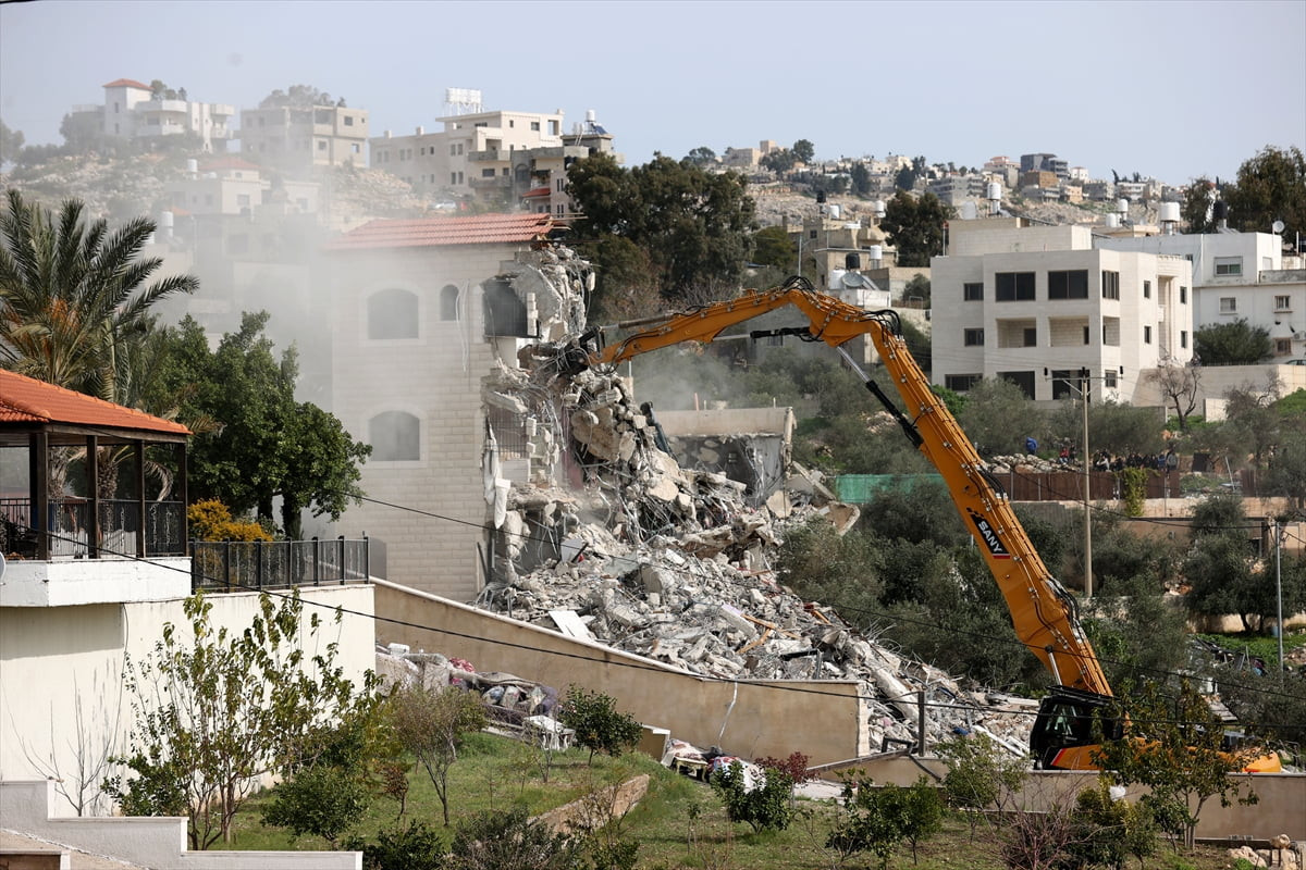İsrail ordusu, işgal altındaki Batı Şeria'nın Ramallah kentinde Filistinlilere ait 3 evi...