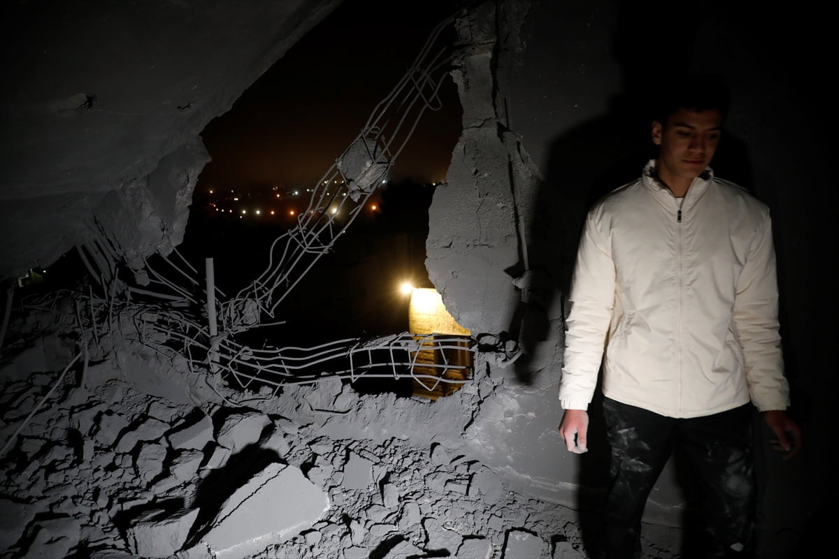 İsrail ordusu, işgal altındaki Batı Şeria’nın güneyinde yer alan El Halil kentinin kuzeyindeki...