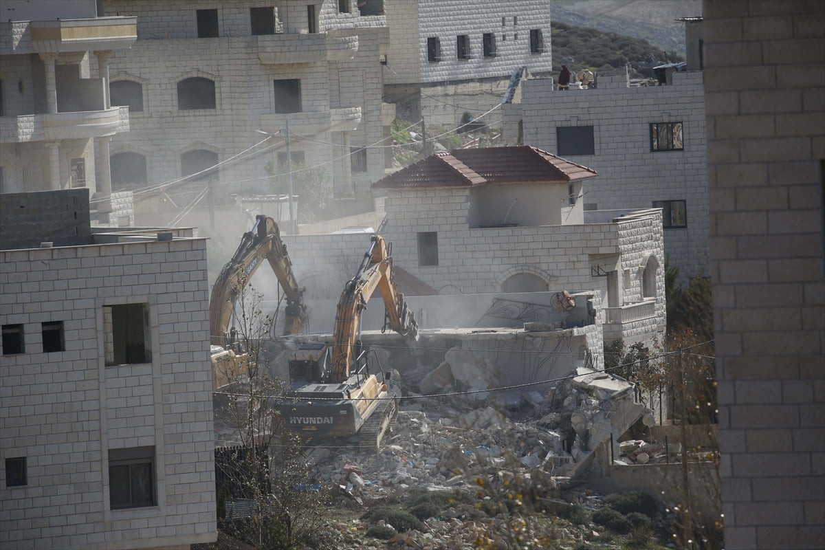 İsrail ordusu, işgal altındaki Batı Şeria’nın kuzeyinde yer alan Nablus kentinde Filistinlilere...