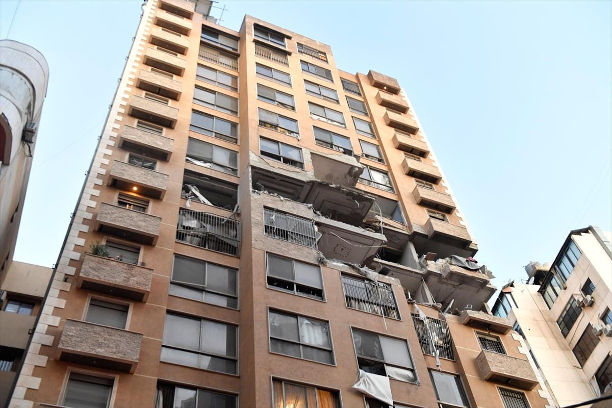 İsrail ordusu, Lübnan'ın başkenti Beyrut'un şehir merkezindeki Aişe Bekkar bölgesinde bulunan...