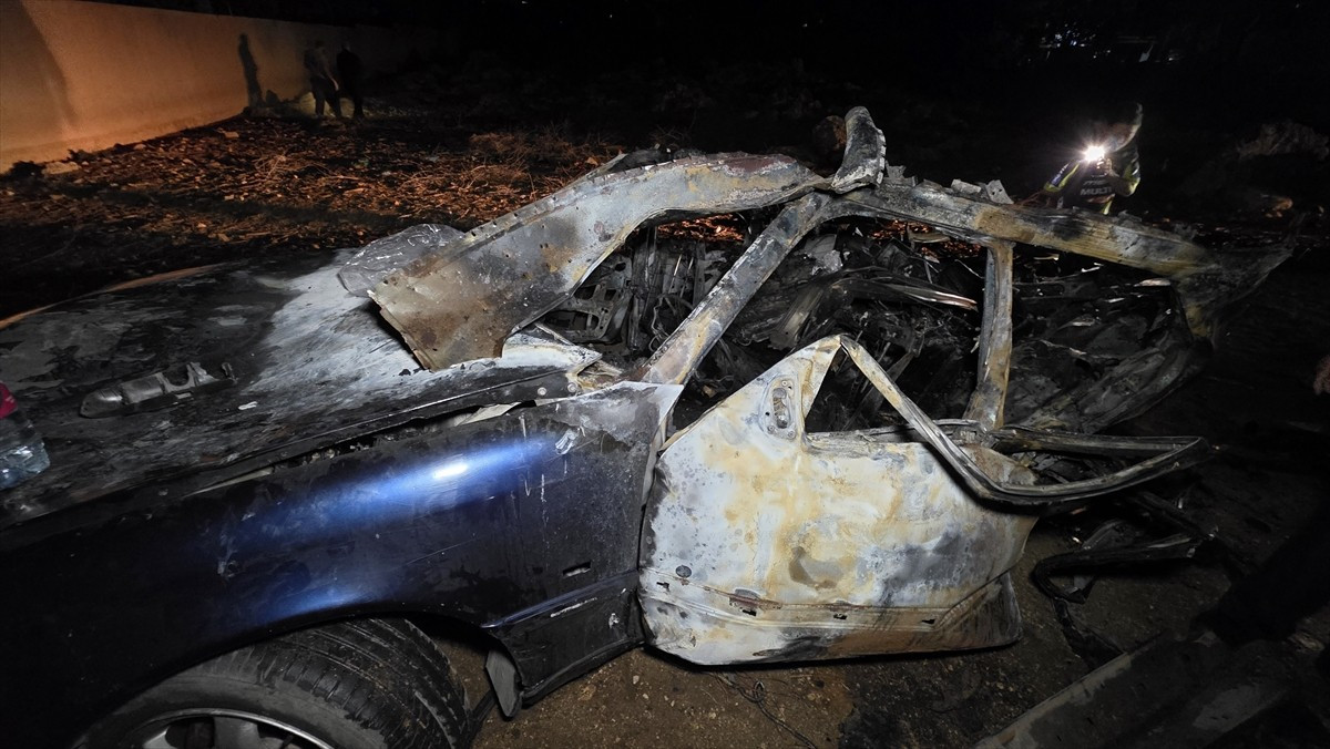 İsrail ordusu, Lübnan'ın güneyindeki Nebatiye vilayetine bağlı Yukarı Homin beldesinde bir araca...