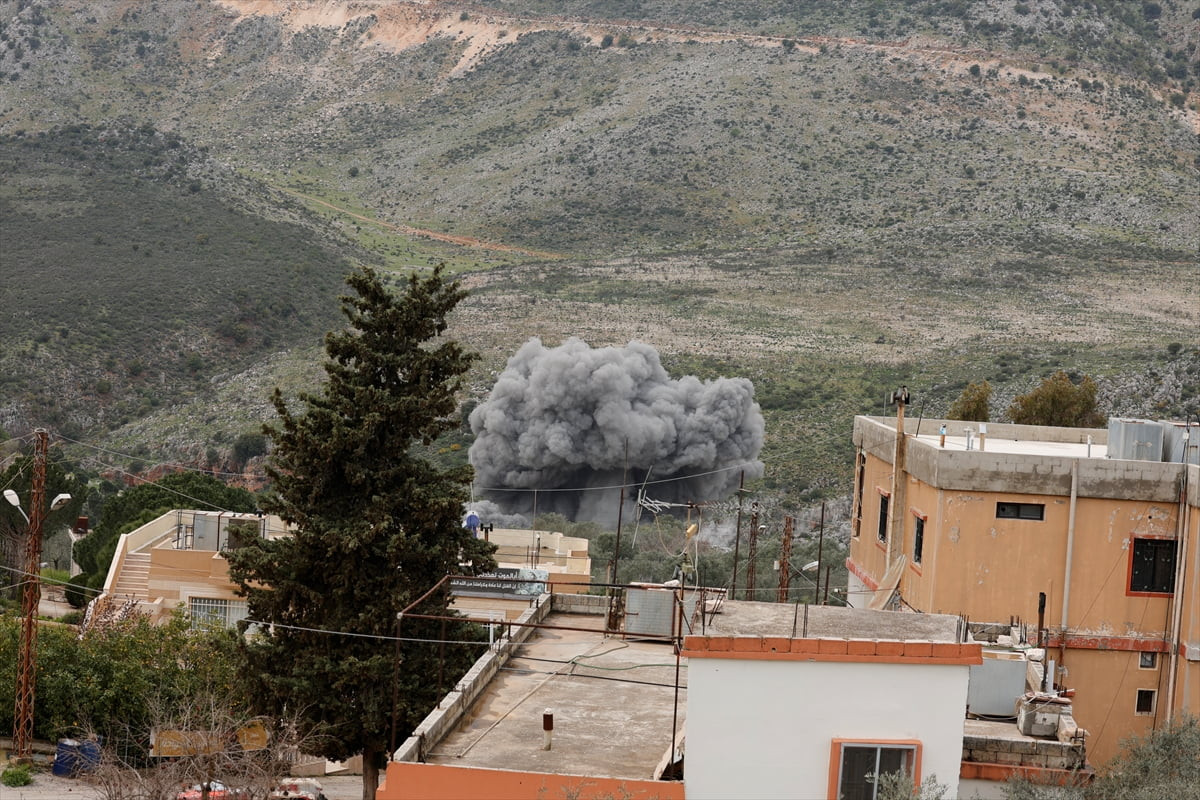 İsrail ordusu, Lübnan'ın güneyini ikiye ayıran Litani Nehri üzerindeki Dellafe Köprüsü'ne hava...