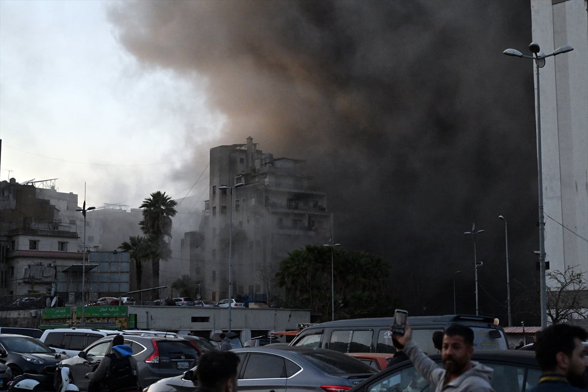 İsrail ordusu, Lübnan’ın başkenti Beyrut’un merkezindeki Başura ve Zkak el-Blat bölgelerine hava...