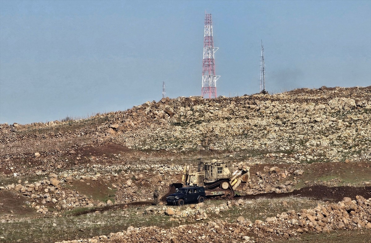 İsrail ordusu, Suriye’nin güneybatısında yer alan Kuneytra ili kırsalındaki Muallaka köyüne baskın...