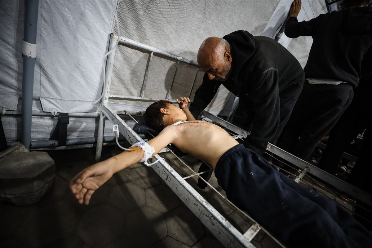 İsrail ordusunun ateşkesi ihlal ederek Gazze kentinde yerinden edilmiş Filistinlilerin sığındığı...