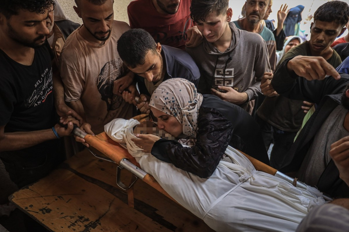 İsrail ordusunun, Gazze Şeridi'nin kuzeyinde insansız hava aracıyla bir grup Filistinliyi hedef...