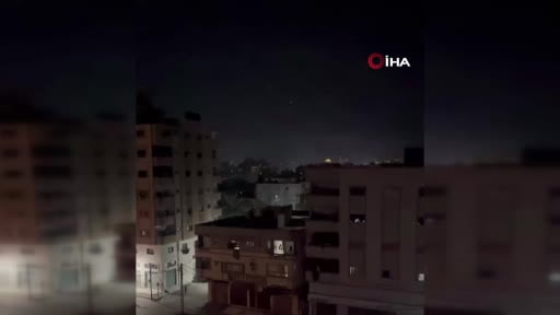 İsrail ordusunun Gazze Şeridi'nin merkezindeki Nuseyrat Mülteci Kampındaki bir konuta saldırı...