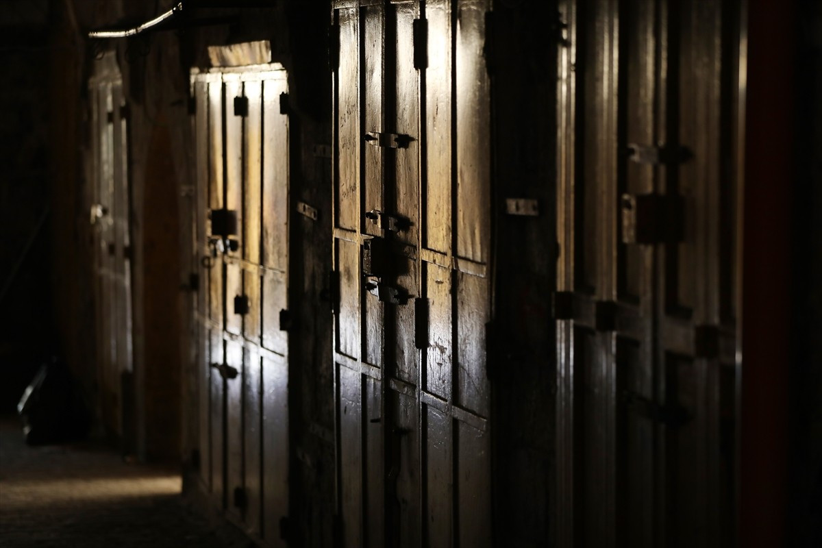 İsrail ordusunun, işgal altındaki Batı Şeria’nın güneyindeki El-Halil kentinde, iki Filistinliyi...