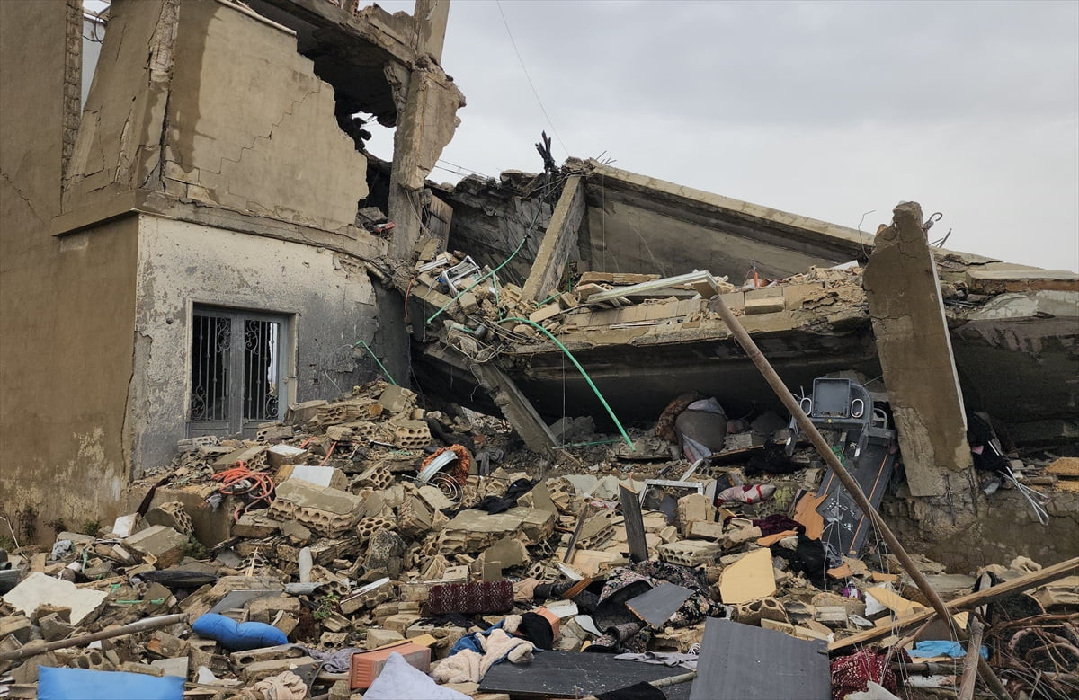 İsrail ordusunun Lübnan'ın doğusundaki Baalbek'e bağlı Şaat beldesinde bir binayı bombalaması...