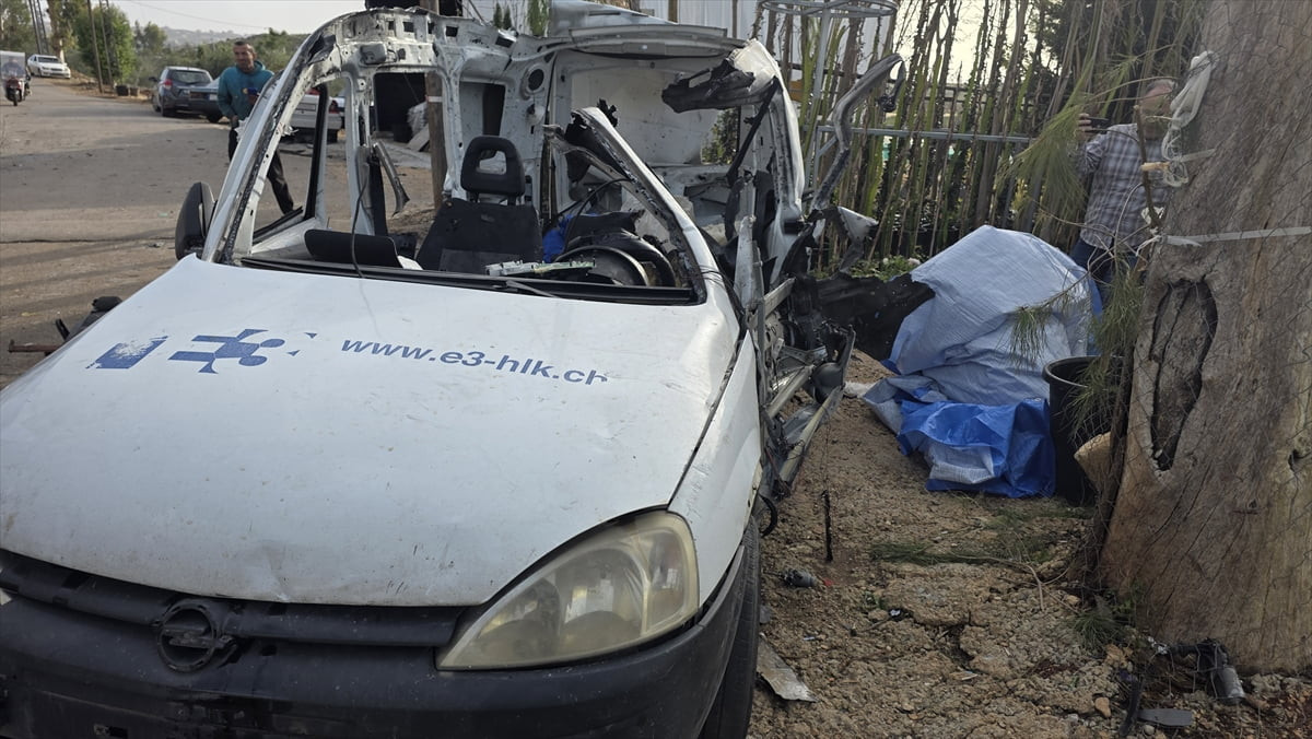 İsrail ordusunun, Lübnan'ın güneyindeki Nebatiye vilayetinde bir araca insansız hava aracıyla...