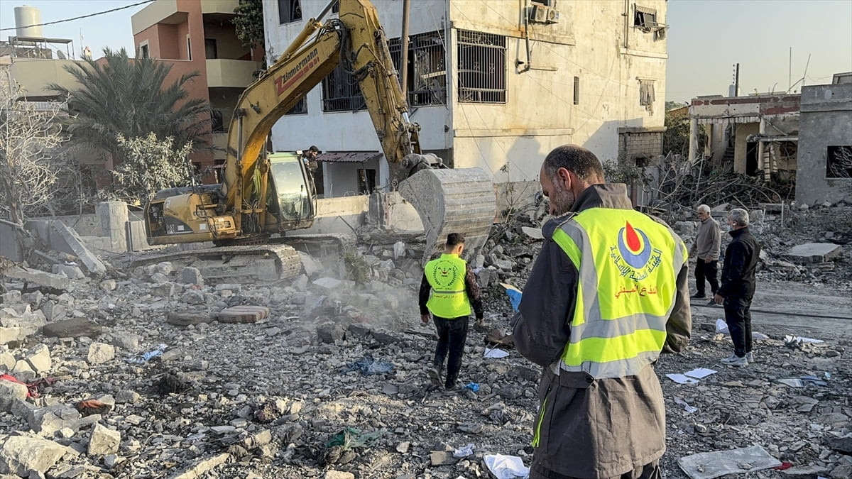İsrail ordusunun Lübnan'ın güneyindeki Sayda kentine bağlı Erki beldesinde düzenlediği saldırıda 9...