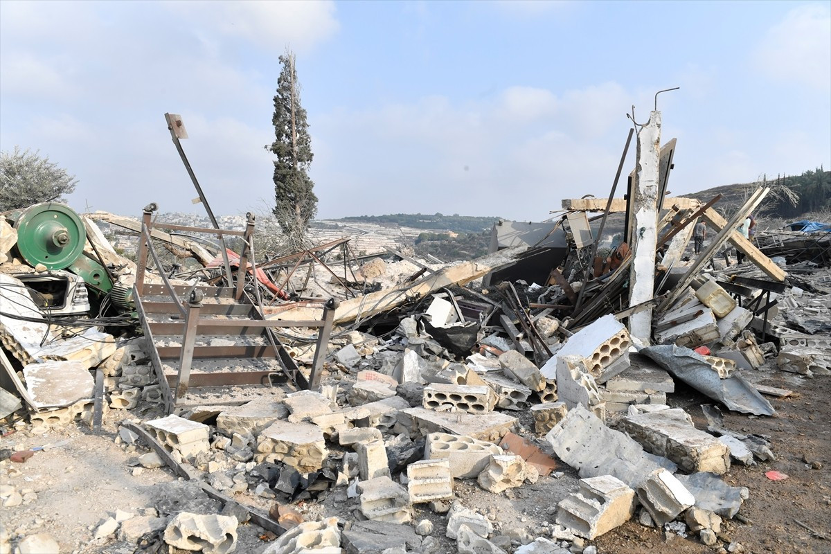 İsrail ordusunun Lübnan'ın güneyindeki Sur vilayetinde düzenlediği hava saldırısında 1 kişinin...