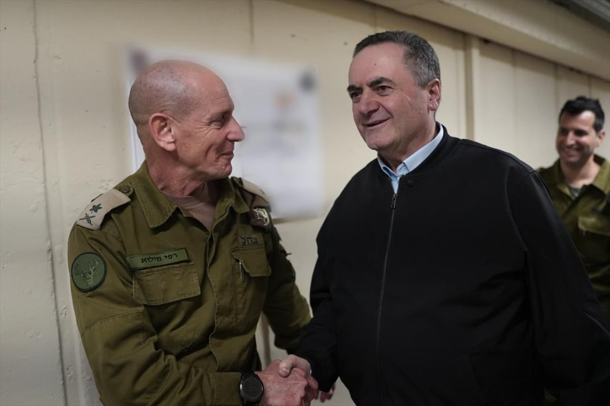 İsrail Savunma Bakanı Yisrael Katz (sağda), yoğun saldırılara giriştikleri Lübnan'da bir milyon...