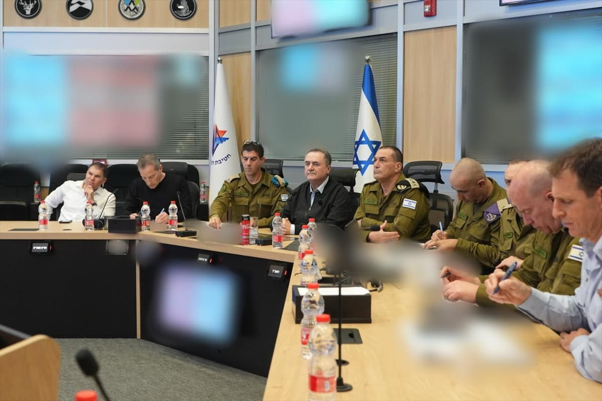 İsrail Savunma Bakanı Yisrael Katz (sol 4), İran ve Lübnan’da daha fazla hedefe yönelik yeni hava...