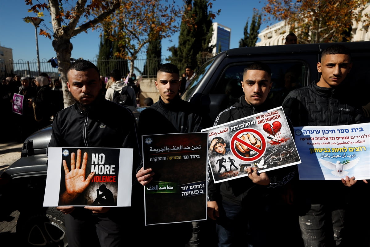 İsrail vatandaşı yüzlerce Filistinli, Arap toplumunda artan suç oranlarına karşı hükümetin...