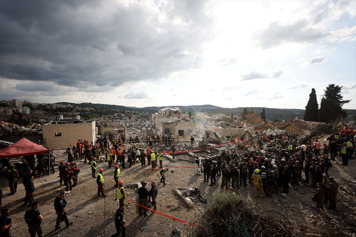 İsrail ve ABD saldırılarına misilleme olarak İran’ın fırlattığı füze, Batı Kudüs yakınlarındaki...