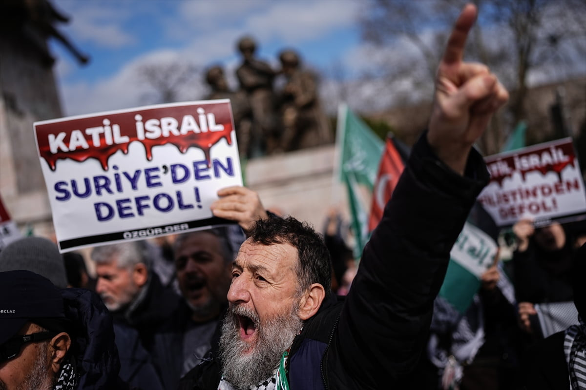 İsrail ve ABD'nin saldırdığı İran'a destek için Fatih'teki Saraçhane Parkı'nda bir araya gelen...