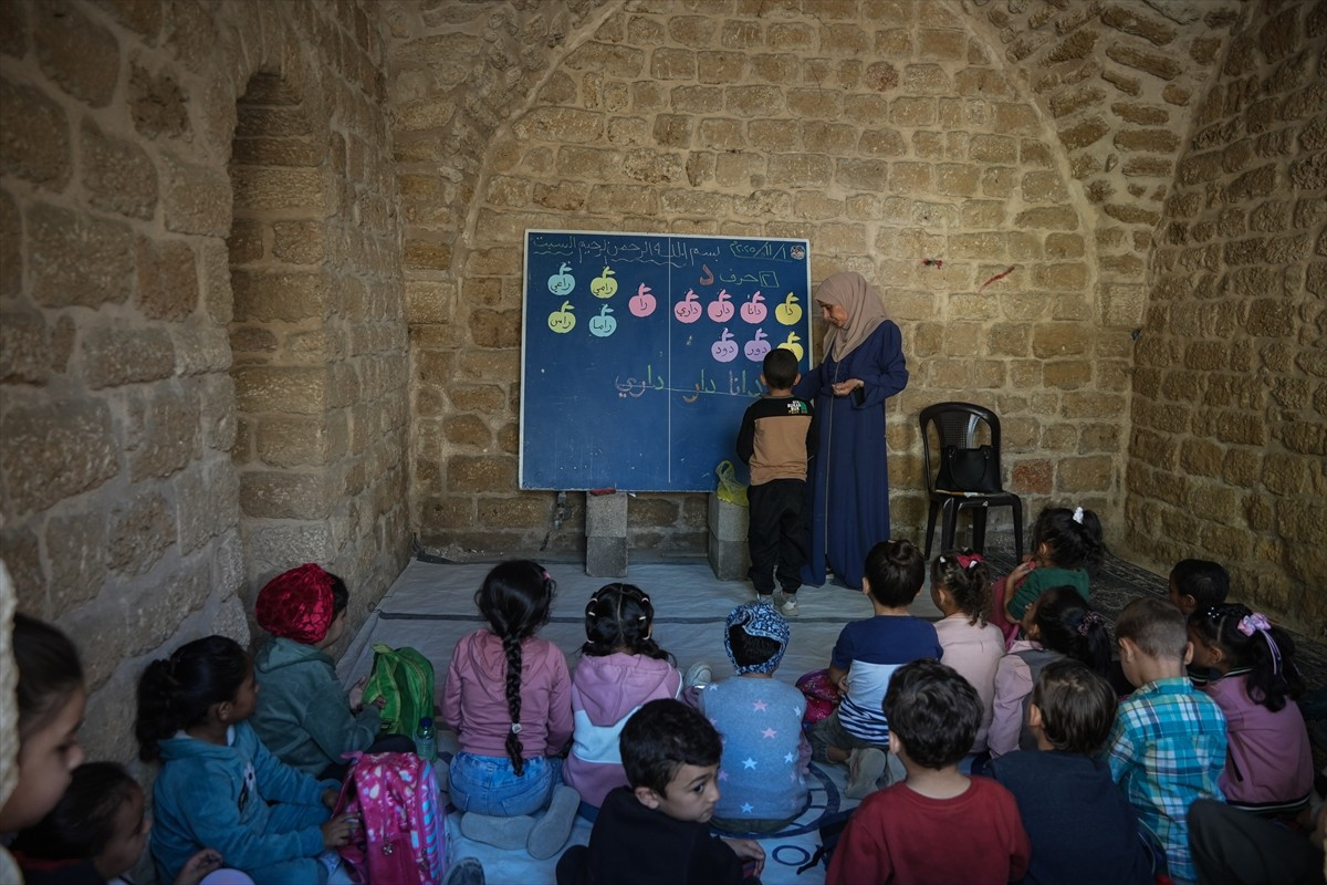 İsrail'in Gazze Şeridi'ne 2 yıl boyunca sürdürdüğü soykırımda eğitimden uzak kalan Filistinli...
