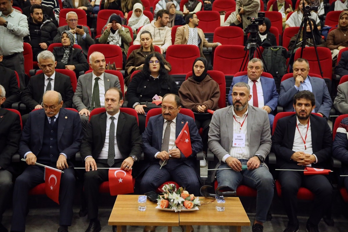 İsrail'in Gazze Şeridi'ne yönelik saldırılarında yaralanarak sağ bacağı ampute edilen Filistinli...