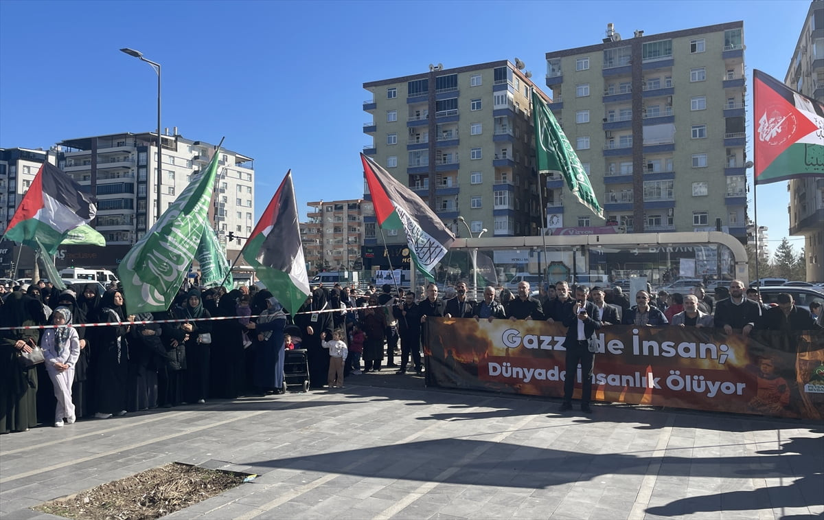 İsrail'in Gazze'ye yönelik saldırıları Diyarbakır'da düzenlenen basın açıklamasıyla protesto...