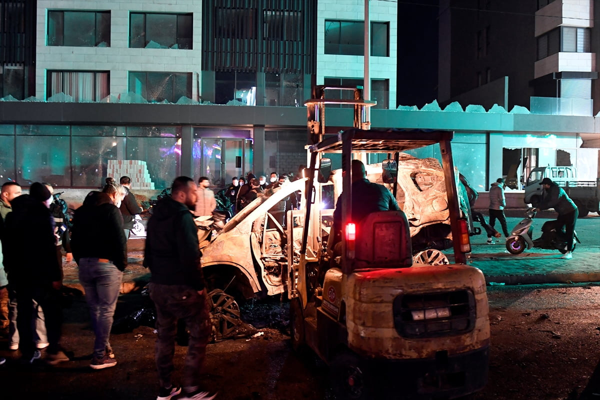 İsrail'in, Lübnan'ın başkenti Beyrut'ta 2 araca düzenlediği hava saldırılarında 3 kişinin hayatını...