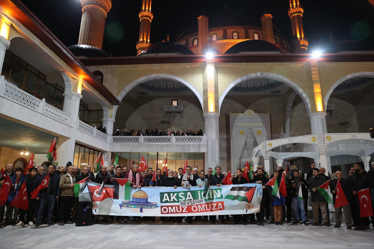  İsrail'in Mescid-i Aksa'yı ibadete kapatması, Nevşehir'de protesto edildi. Ellerinde Türk ve...