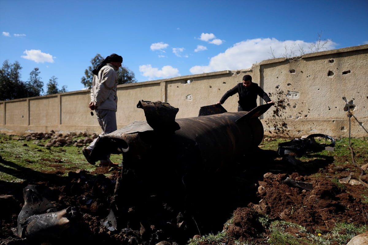 İsrail'in Suriye hava sahasında imha ettiği füze kalıntıları Kuneytra ilinin güney kırsalındaki El...