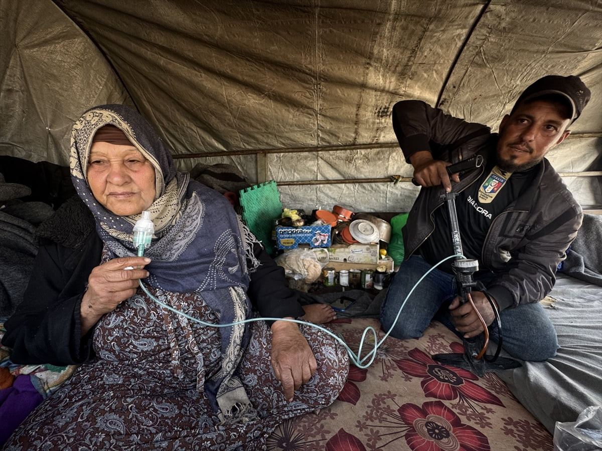 İsrail’in saldırıları nedeniyle Han Yunus’un doğusundaki Beni Suheyla’dan El-Mevasi bölgesine göç...