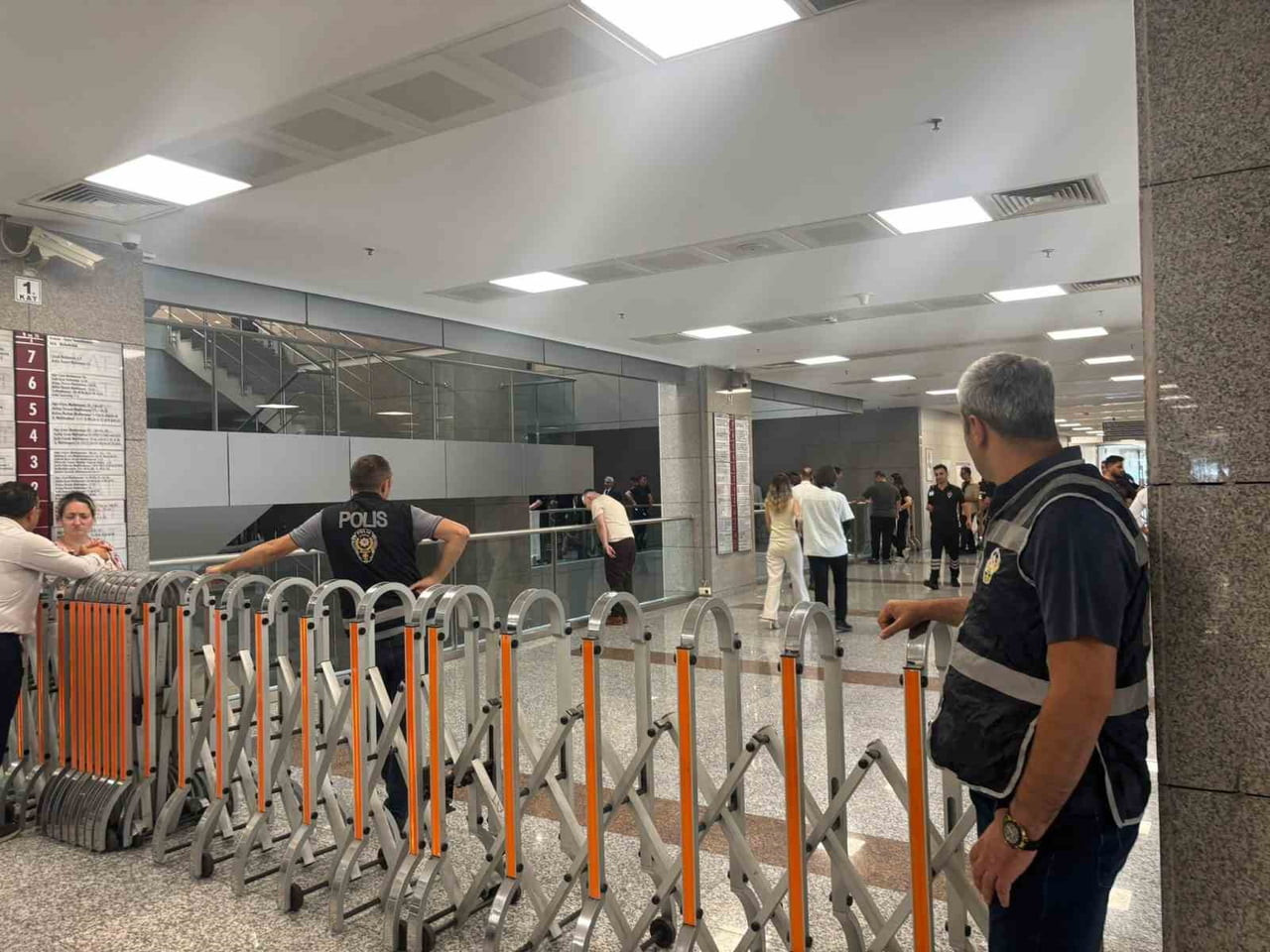 İSTANBUL ADALET SARAYI'NDA TUTUKLANMASI İSTEMİYLE HAKİMLİĞE SEVK EDİLEN HIRSIZLIK ŞÜPHELİSİ, 6’NCI...