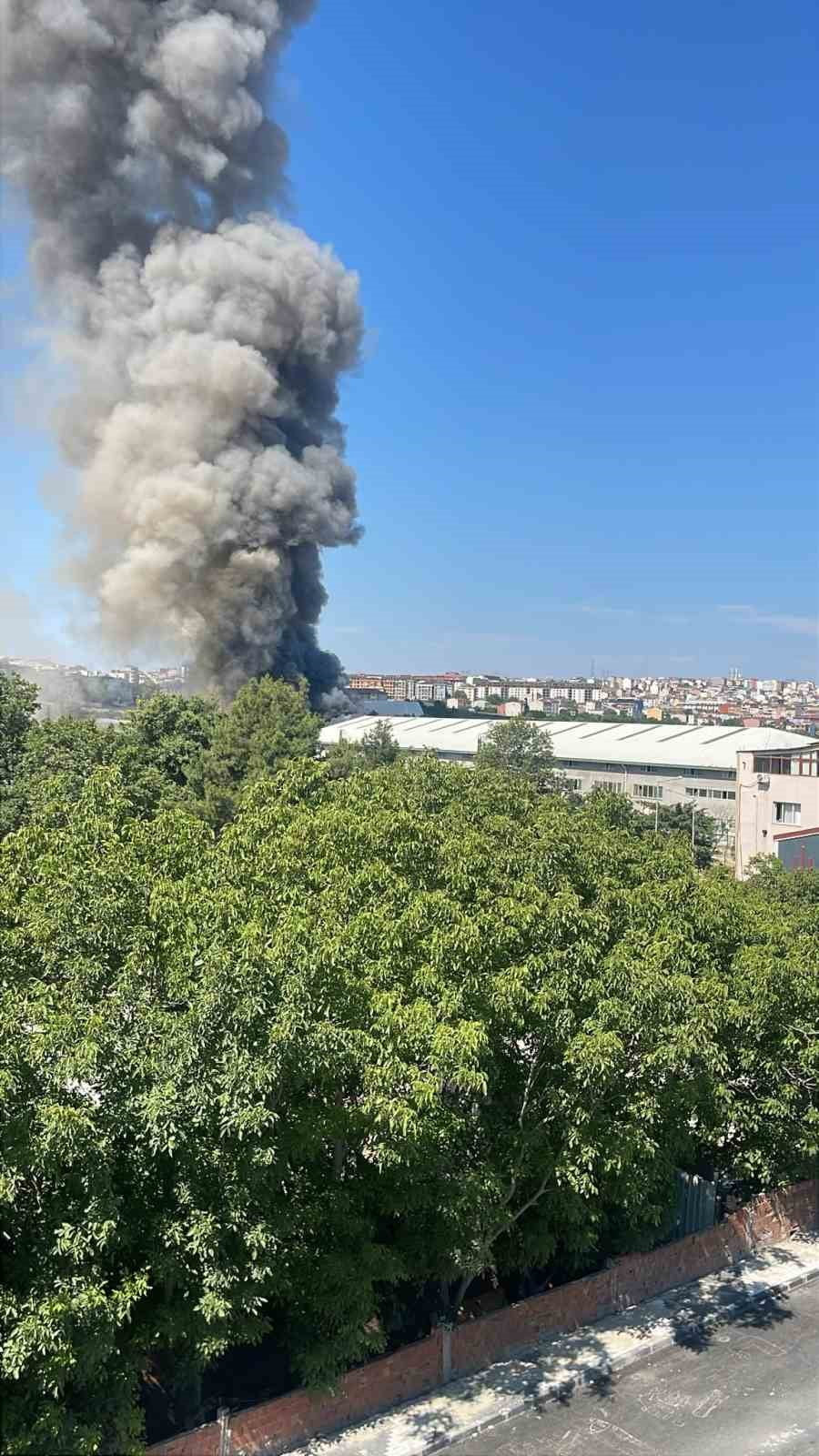 İSTANBUL ARNAVUTKÖY'DE BİR SÜNGER FABRİKASINDA ÇIKAN YANGIN, YANINDAKİ BAŞKA BİR FABRİKAYA DA...