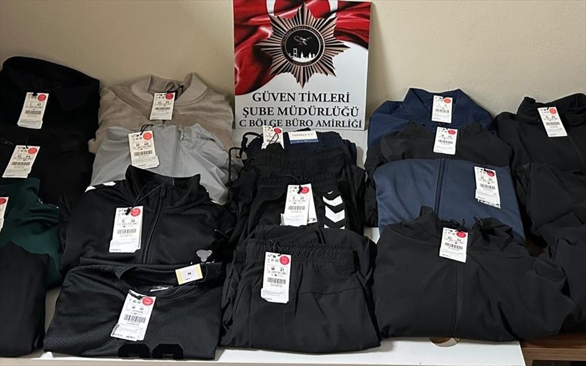 İstanbul Ataşehir'de, farklı tarihlerde alışveriş merkezlerindeki (AVM) mağazalardan yaklaşık 1...