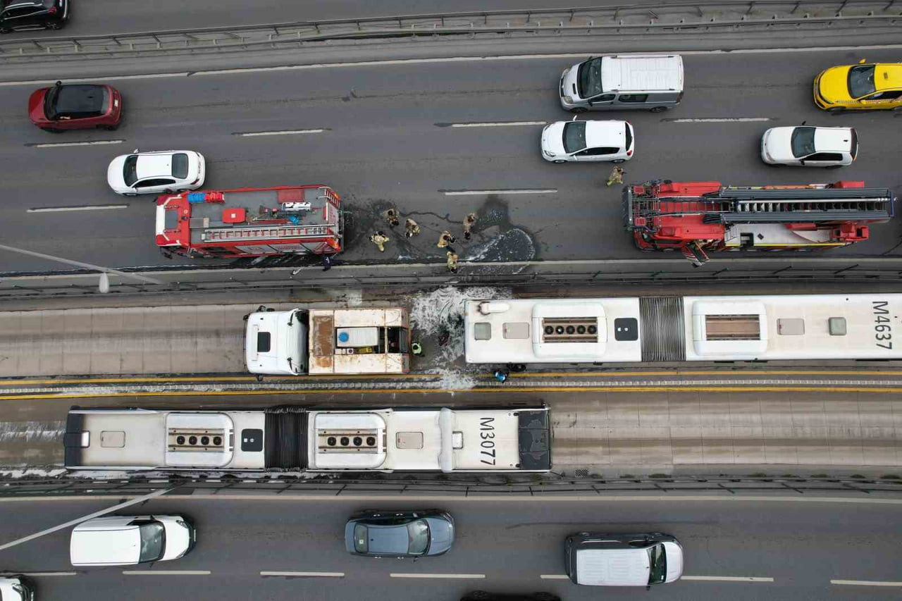 İSTANBUL AVCILAR’DA METROBÜSÜN MOTOR KISMINDA YANGIN ÇIKTI. YOLCULAR KISA SÜREDE TAHLİYE...