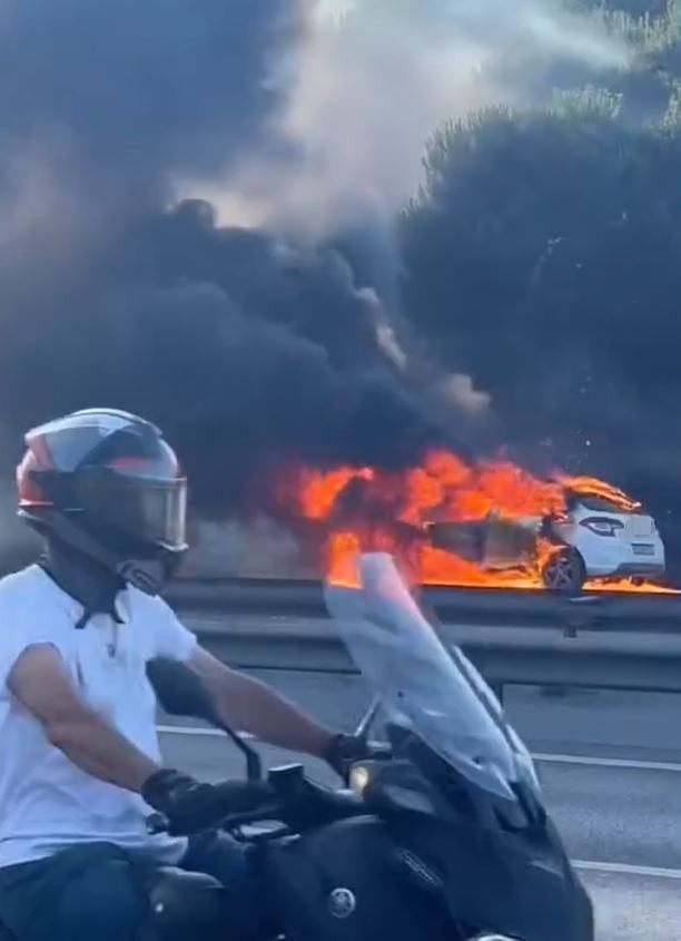 İSTANBUL AVCILAR’DA TEM OTOYOLU’NDA SEYİR HALİNDEKİ OTOMOBİL, ALEV ALEV YANDI. YANGIN İTFAİYE...