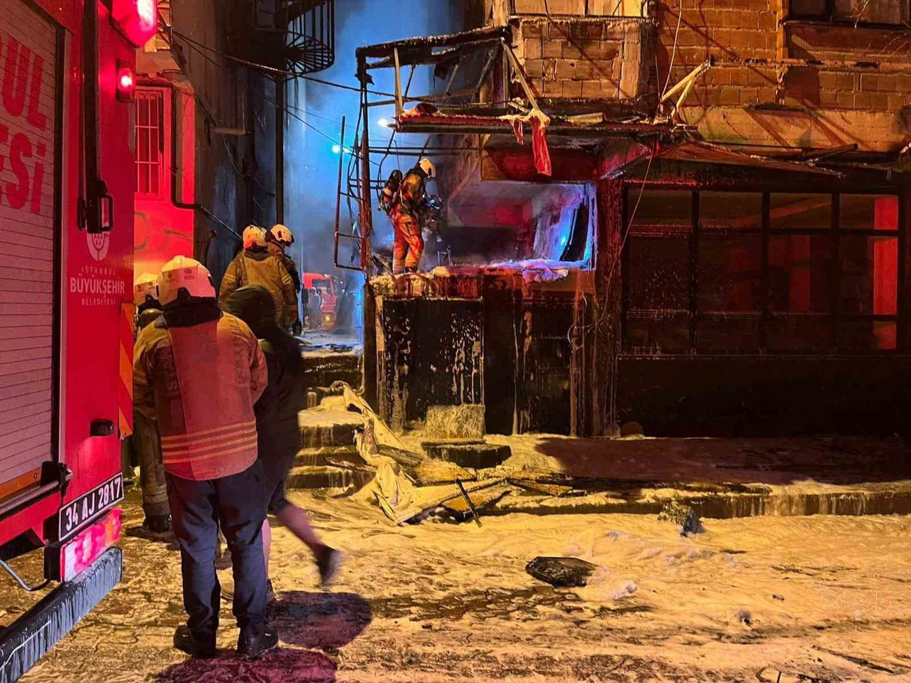 İSTANBUL BAHÇELİEVLER'DE HURDA MALZEMELERİN BULUNDUĞU DEPODA YANGIN ÇIKTI. DEPODAKİ ALEVLER...