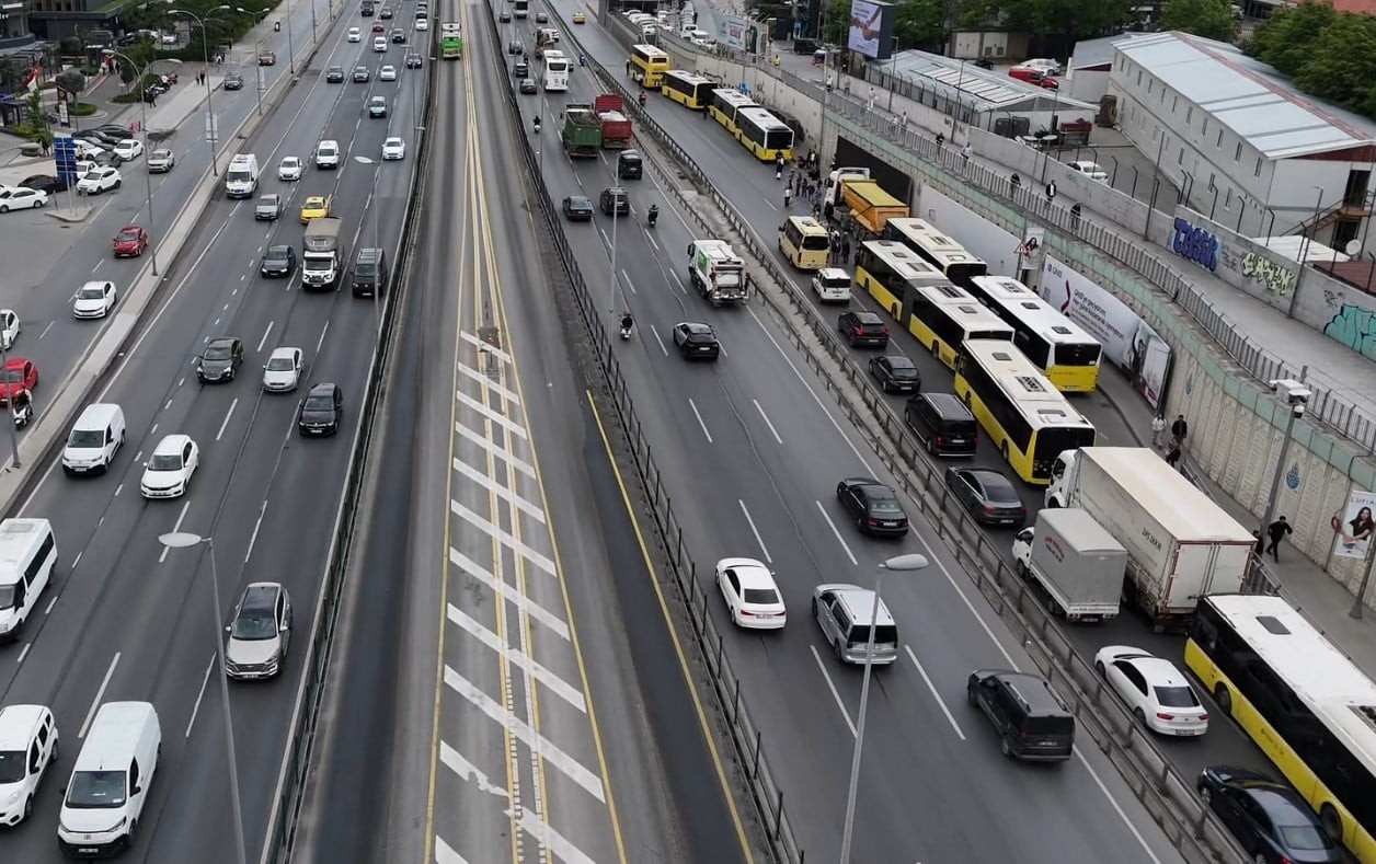İSTANBUL BAHÇELİEVLER’DE ARIZALANAN İETT ÖZEL HALK OTOBÜSÜ NEDENİYLE TRAFİKTE UZUN KUYRUKLAR...
