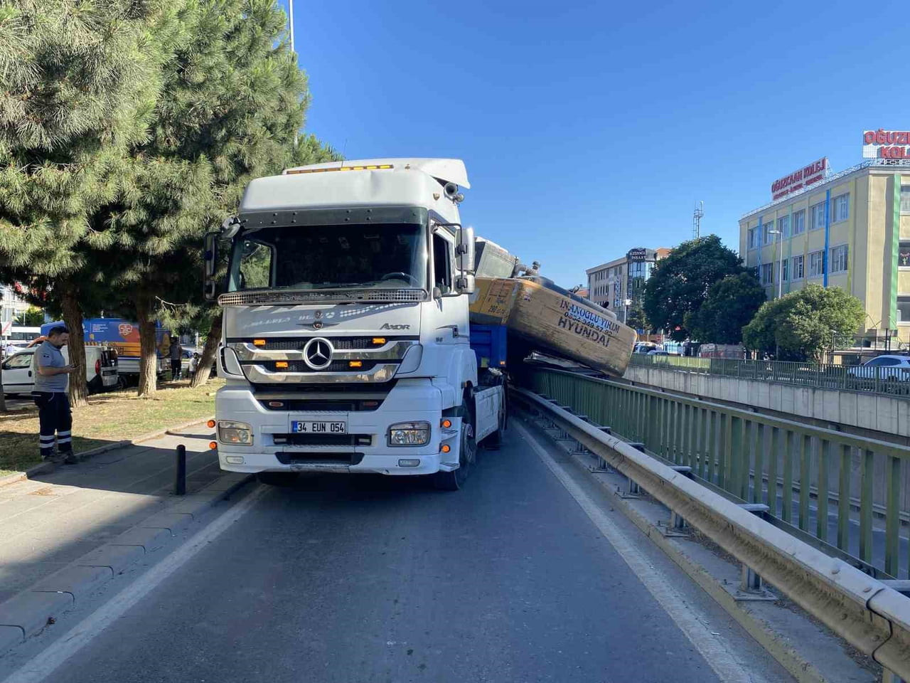 İSTANBUL BAHÇELİEVLER’DE KONTROLDEN ÇIKAN TIRIN TAŞIDIĞI İŞ MAKİNESİ BARİYERLERE ÇARPTI. KAZA...