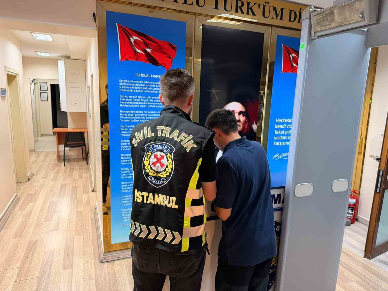 İSTANBUL BAHÇELİEVLER’DE "ARACA SALDIRI" GERÇEKLEŞTİREN SÜRÜCÜYE 180 BİN LİRA İDARİ PARA CEZASI...