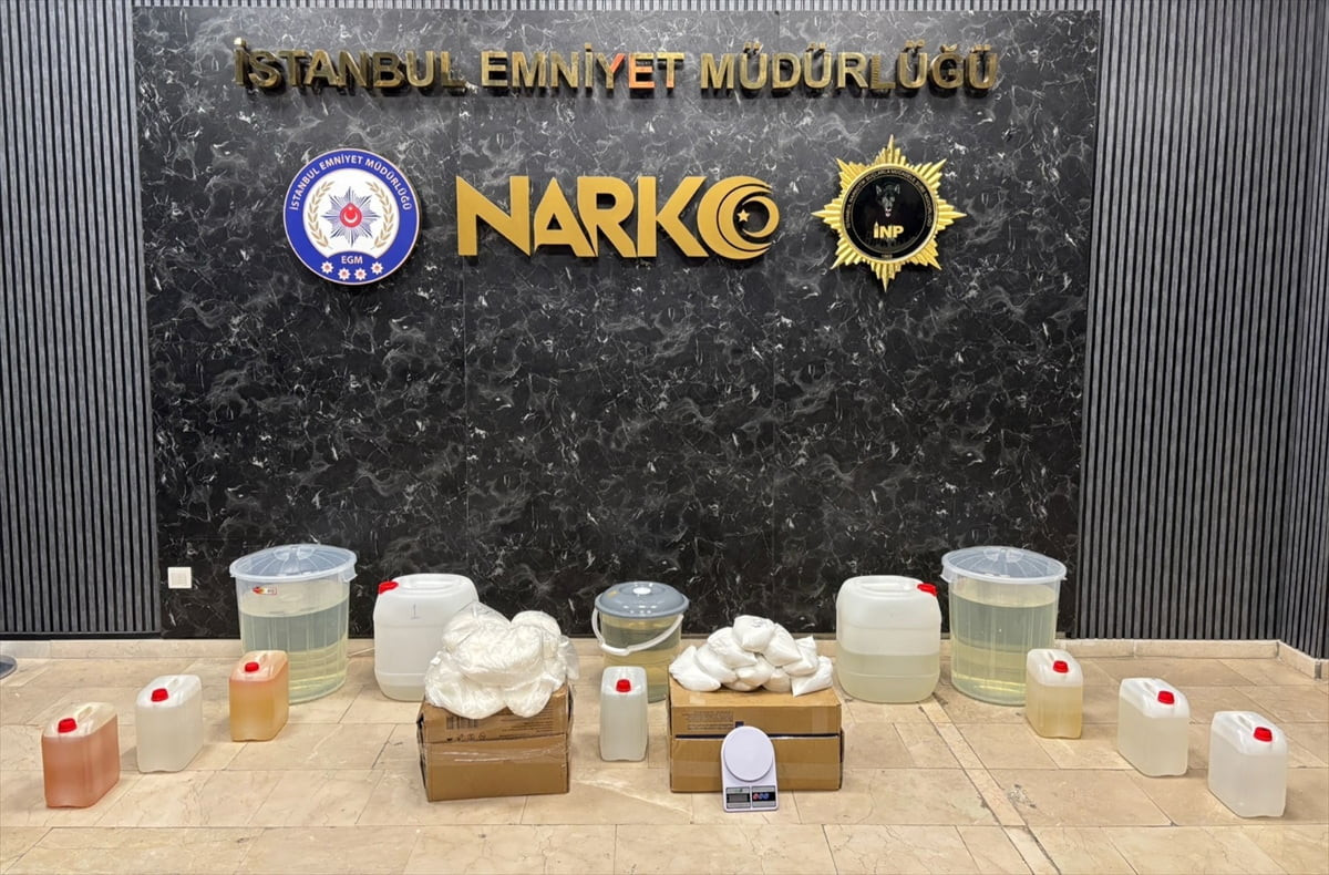 İstanbul Beylikdüzü'nde bir adrese düzenlenen operasyonda, 126 kilogram sıvı metamfetamin ele...