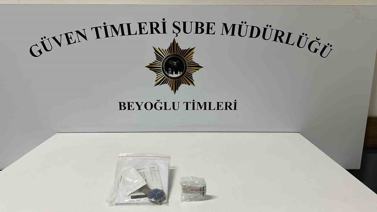 İSTANBUL BEYOĞLU'NDA KARGO DAĞITIMI SIRADA 2 ADET PAKETİ ÇALDIĞI TESPİT EDİLEN ŞÜPHELİ ÖNCE...