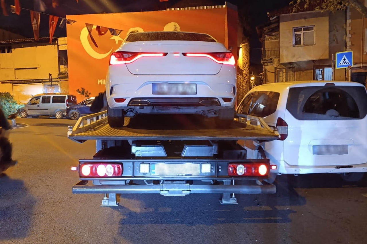 İSTANBUL BEYOĞLU'NDA ÜZERİNDEN HAP ÇIKAN ŞÜPHELİNİN UYUŞTURUCULARI TEMİN ETTİĞİ KİŞİLERİ İTİRAF...