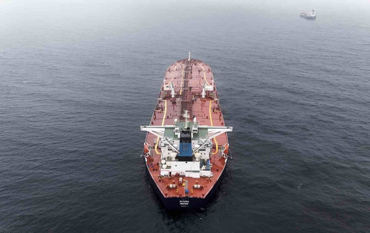 İSTANBUL BOĞAZI'NA 14 MİL MESAFEDE VURULAN ALTURA İSİMLİ TANKER HAVADAN GÖRÜNTÜLENDİ.