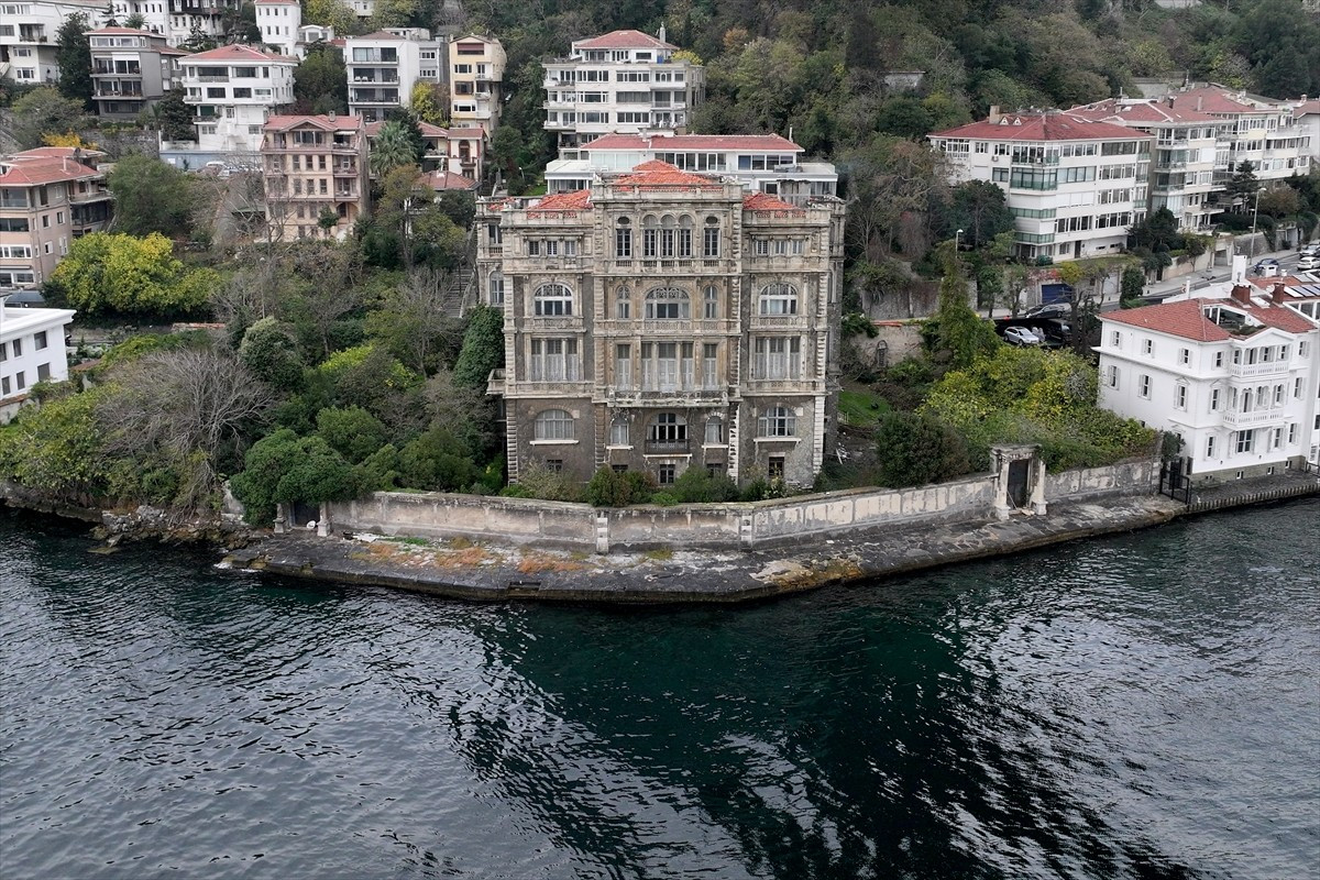 İstanbul Boğazı'nda 130 yılı aşan geçmişe sahip Zeki Paşa Yalısı, yeniden satışa çıkarıldı. Dış...