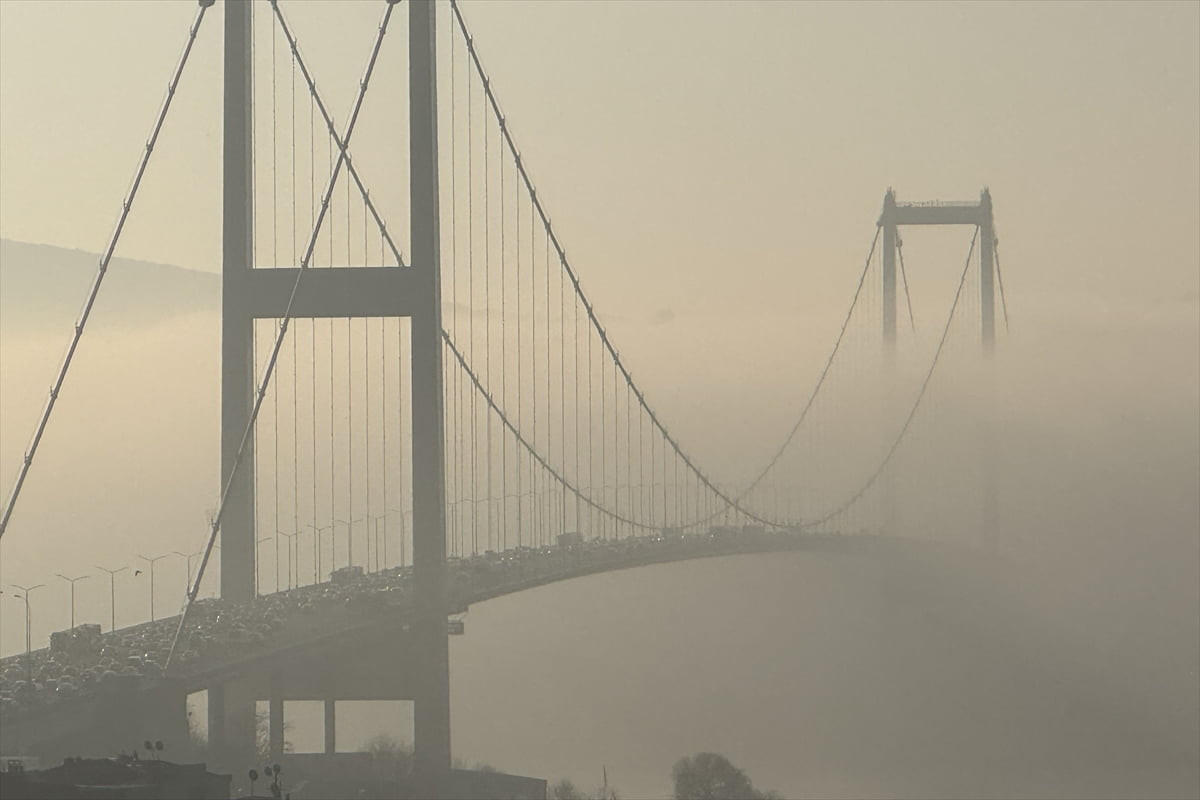 İstanbul Boğazı'nda 15 Temmuz Şehitler Köprüsü ve çevresinde sis etkili oldu.