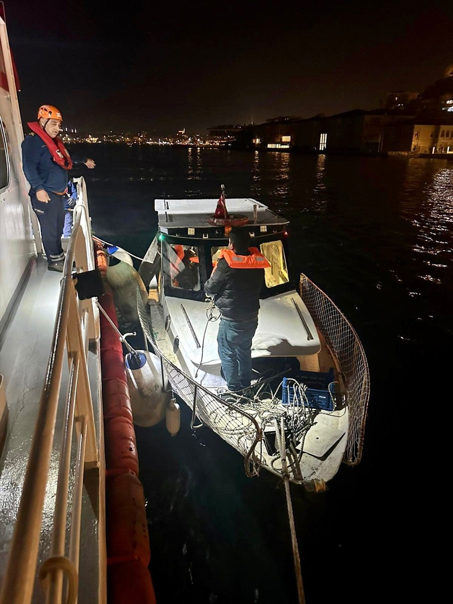 İstanbul Boğazı'nda, Kabataş önlerinde makinesi arızalanan ve içinde 4 kişi bulunan tekne...