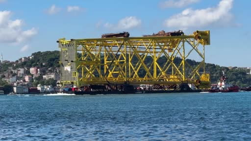 İstanbul Boğazı'ndan 350 metrelik sondaj platform iskelesi geçiş yapıyor