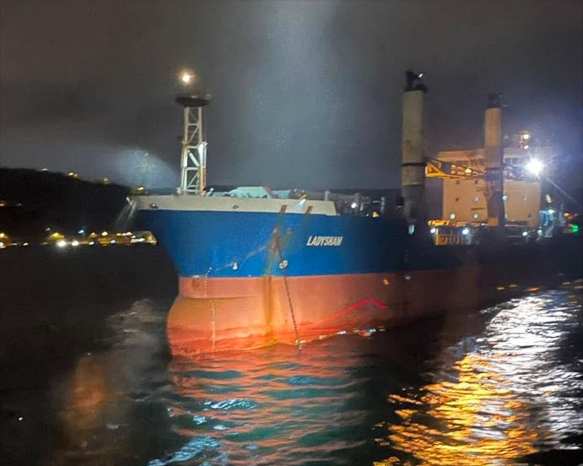 İstanbul Boğazı’nda makine arızası yaşayarak sürüklenen 108 metre boyundaki kuru yük gemisi...