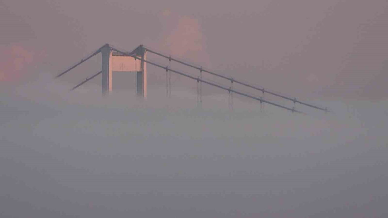 İSTANBUL BOĞAZI’NDA YOĞUN SİS: FATİH SULTAN MEHMET KÖPRÜSÜ GÖZDEN KAYBOLDU